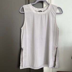 Sleeveless gray top size M